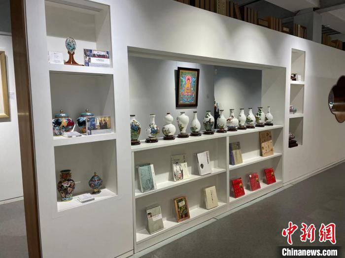 图为荣会非遗书店“景泰蓝文创展”。 <a target='_blank' href='/'>中新社</a>记者宋怡霄摄宋怡霄摄