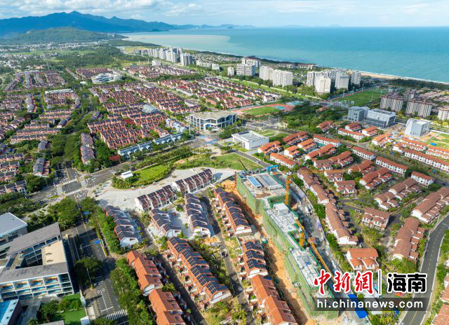 图为航拍位于陵水的欧美同学会海归小镇(陵水·数字文创)。骆云飞摄